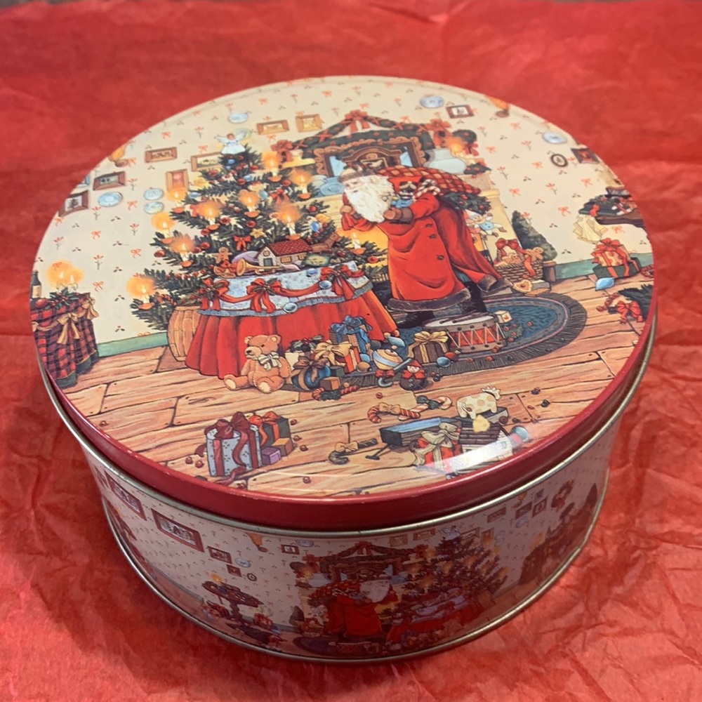 🧚🏿‍♂️3/$12🧚🏿‍♂️ Christmas tin old style St. Nick